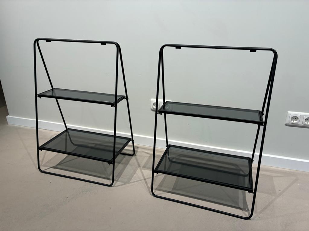 Set van 2 moderne zwarte metalen en glazen etagères, Ophalen, Gebruikt