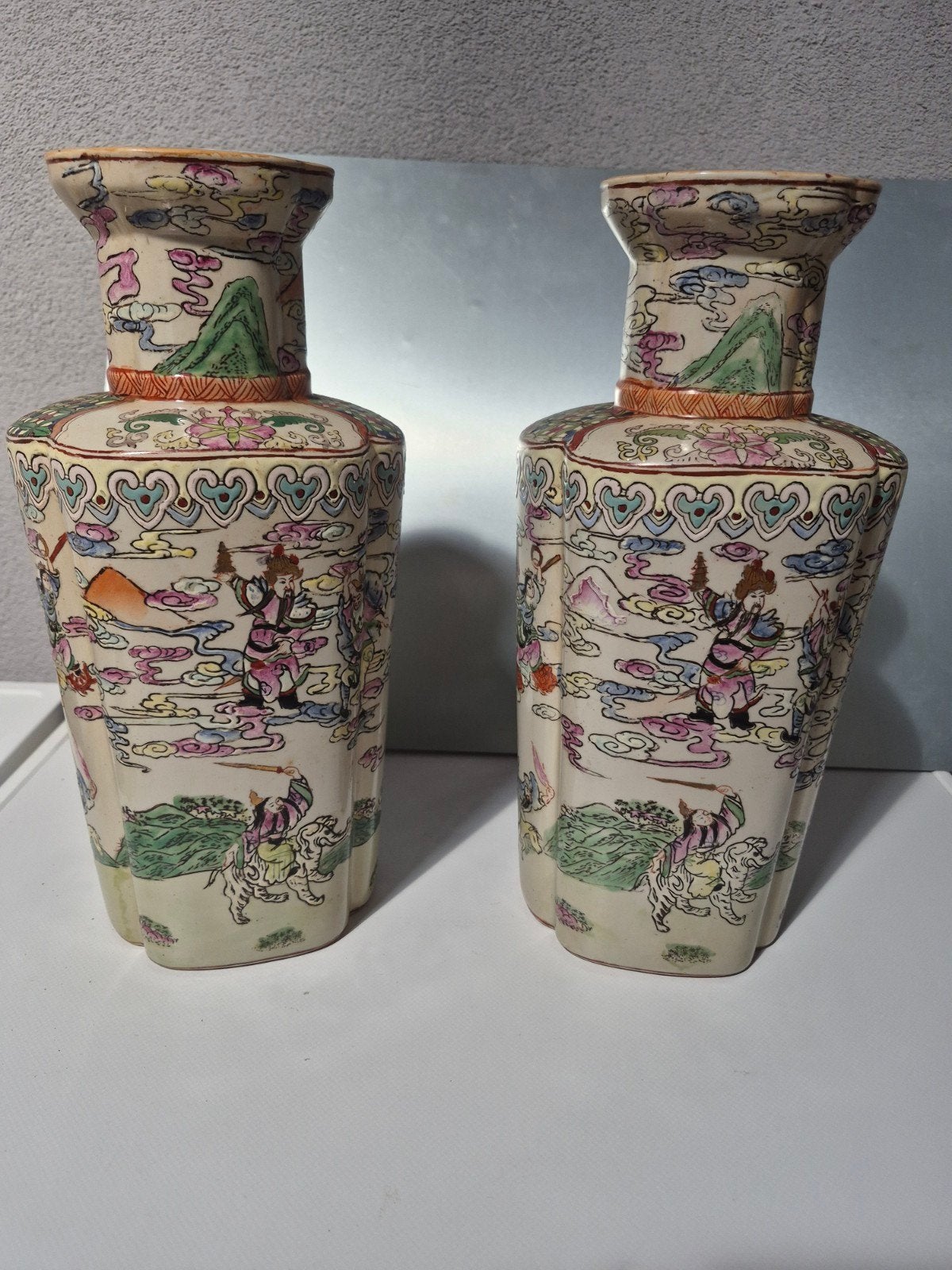 Twee Chinese vazen/bloempotten met gedetailleerde decoratie, Ophalen of Verzenden