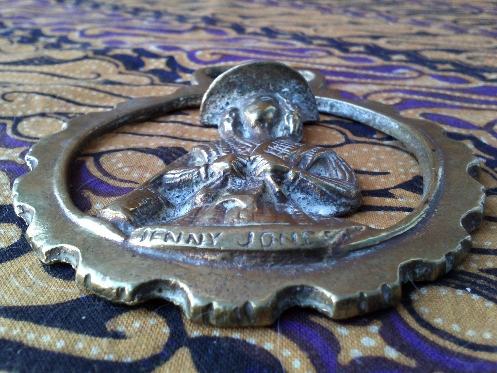 Antiek kleppermannetje uit Engeland met Jenny Jones 9,3 cm., Ophalen of Verzenden, Koper