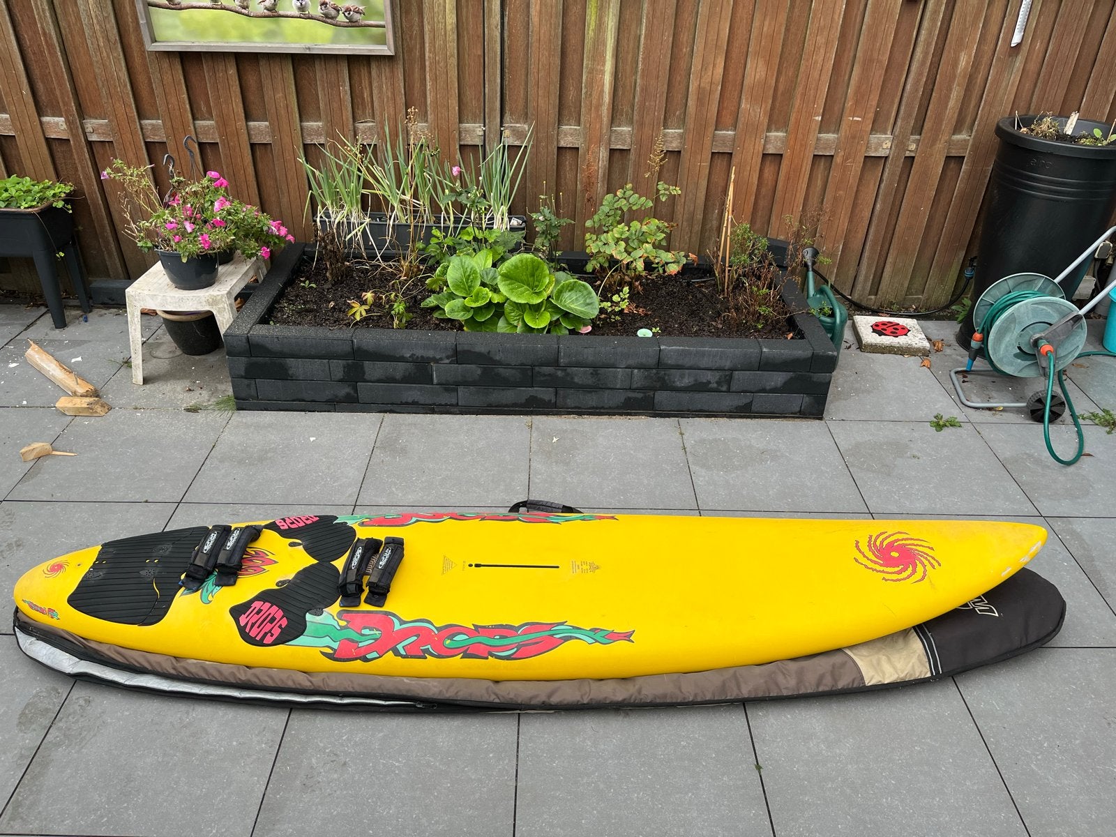 Drops Windsurfplank 302 cm met hoes, voetbanden en skeg, Watersport en Boten, Met voetbanden, Gebruikt, 300 cm of meer, Plank
