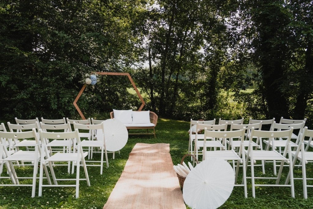 TE HUUR witte houten klapstoelen / ceremoniestoelen, Ophalen of Verzenden, Zo goed als nieuw, Geboorte of Huwelijk