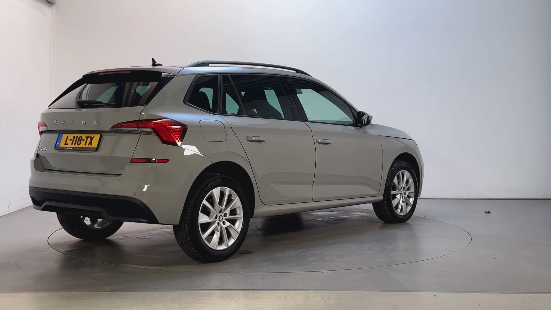 Skoda Kamiq 1.0 TSI 110pk DSG Sport Business Camera Stoelver, Stof, Gebruikt, Met garantie (alle), Automatische klimaatregeling