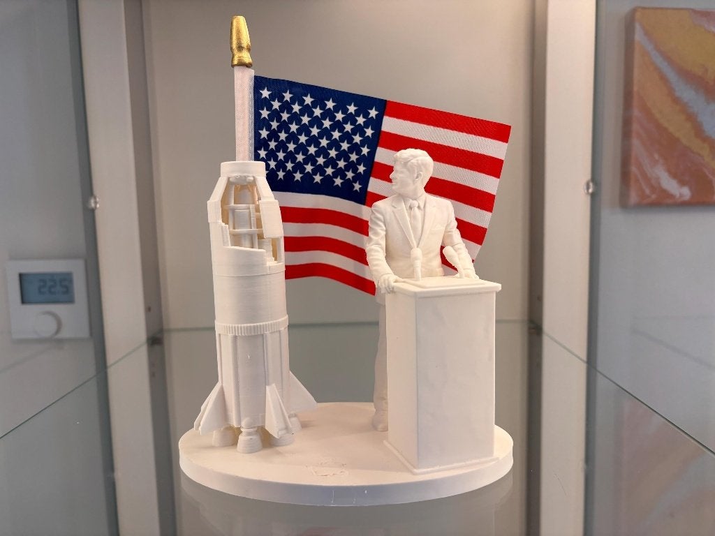 JFK Moon Speech Saturn V Statue, Ophalen of Verzenden, Noord-Amerika, Goud