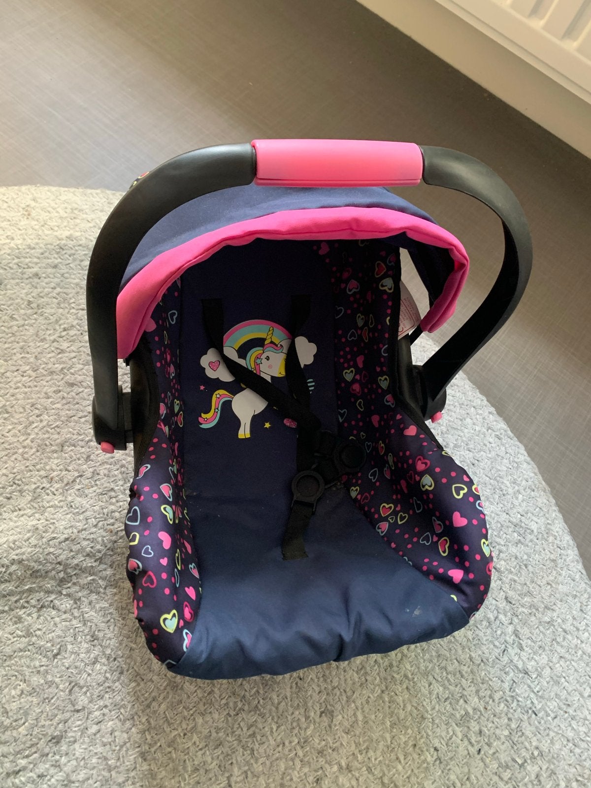 Leuke Maxi Cosi voor poppen met eenhoorn en hartjes, Ophalen, Gebruikt, Babypop