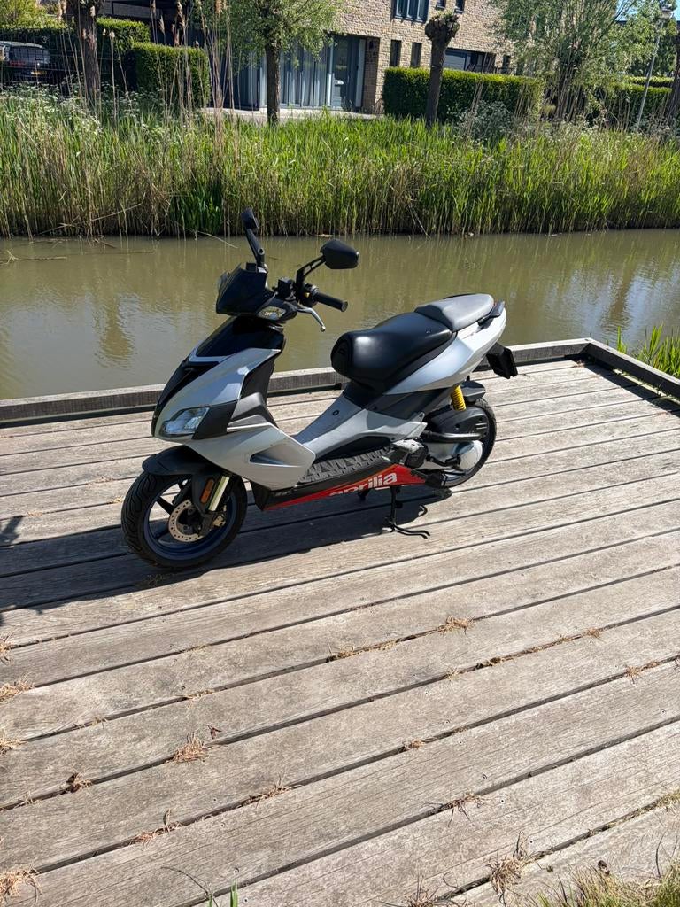 Aprillia sr50 Factory Liquid Cooled uit 2010, Fietsen en Brommers, Ophalen
