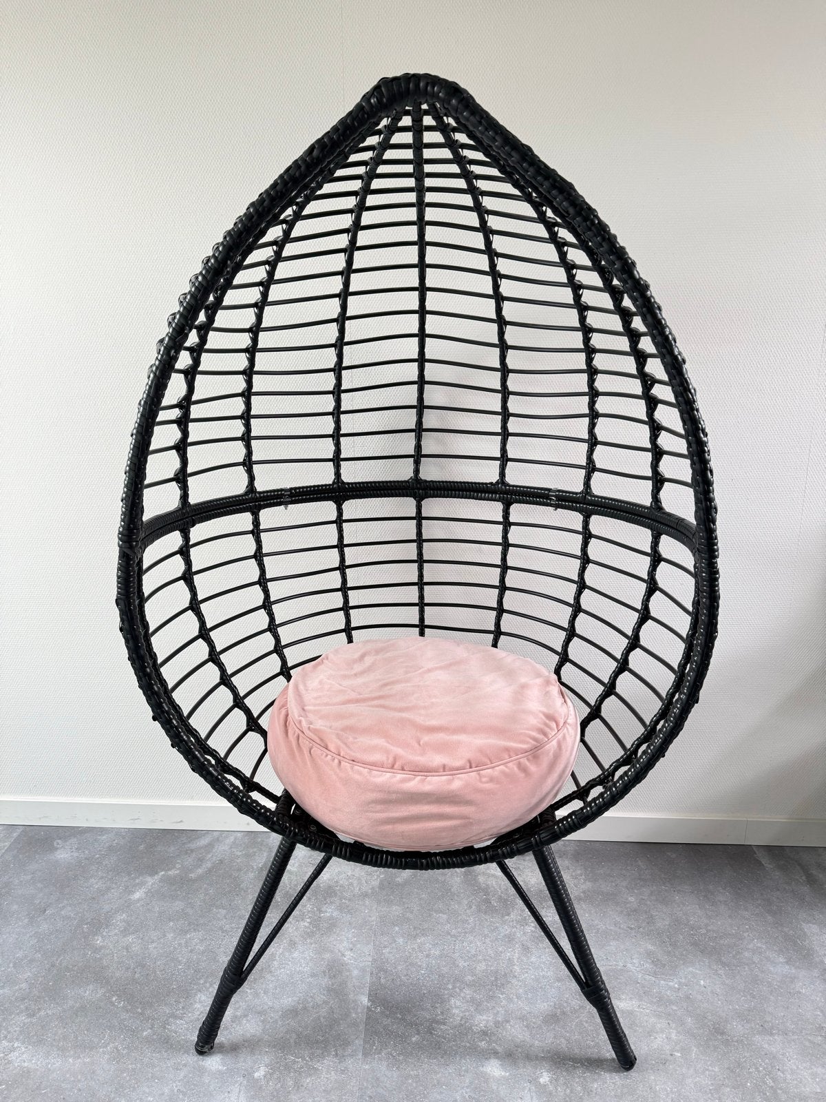 Zwarte egg chair op poten met roze kussen, Huis en Inrichting, Egg chair, Zwart, Riet of Rotan, Ophalen of Verzenden