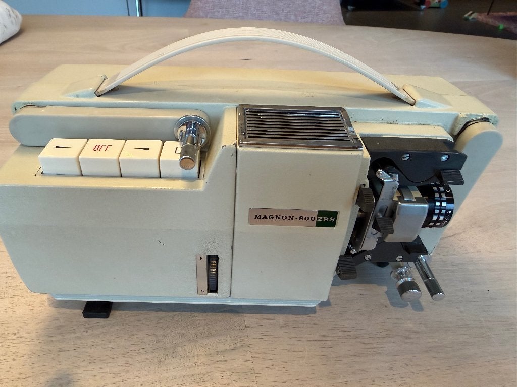 Vintage Magnon-800 ZRS 8mm filmprojector Compleet met tas, Verzamelen, Fotografica en Filmapparatuur, Ophalen of Verzenden, 1960 tot 1980