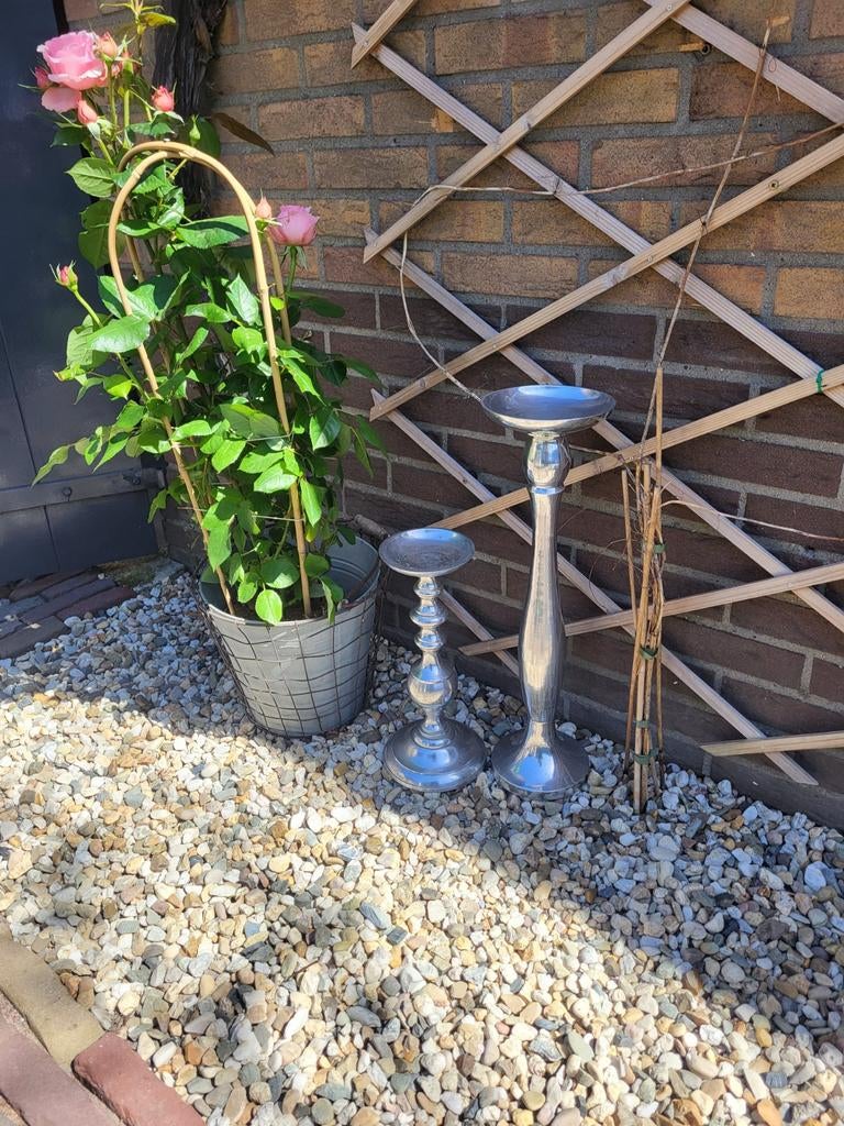 Set van 2 aluminium kandelaars - Modern design, 25 tot 50 cm, Ophalen of Verzenden, Zo goed als nieuw, Metaal
