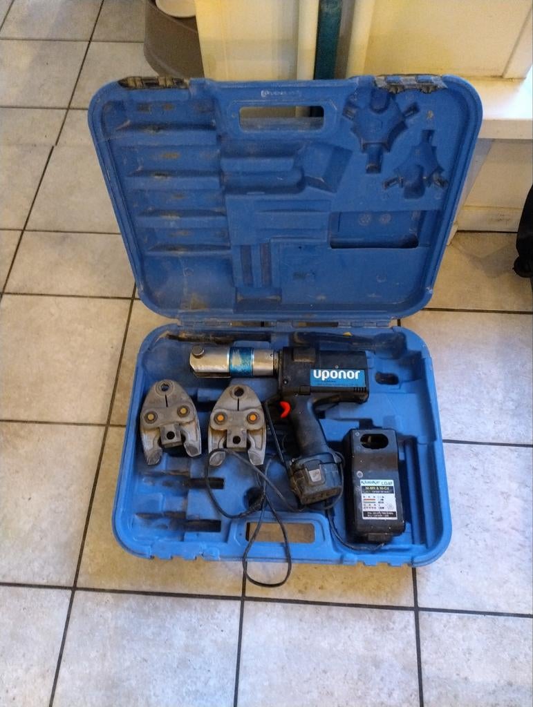 Uponor wavin persmachine perstang met uponorbekken 16 en 20, Ophalen, Gebruikt
