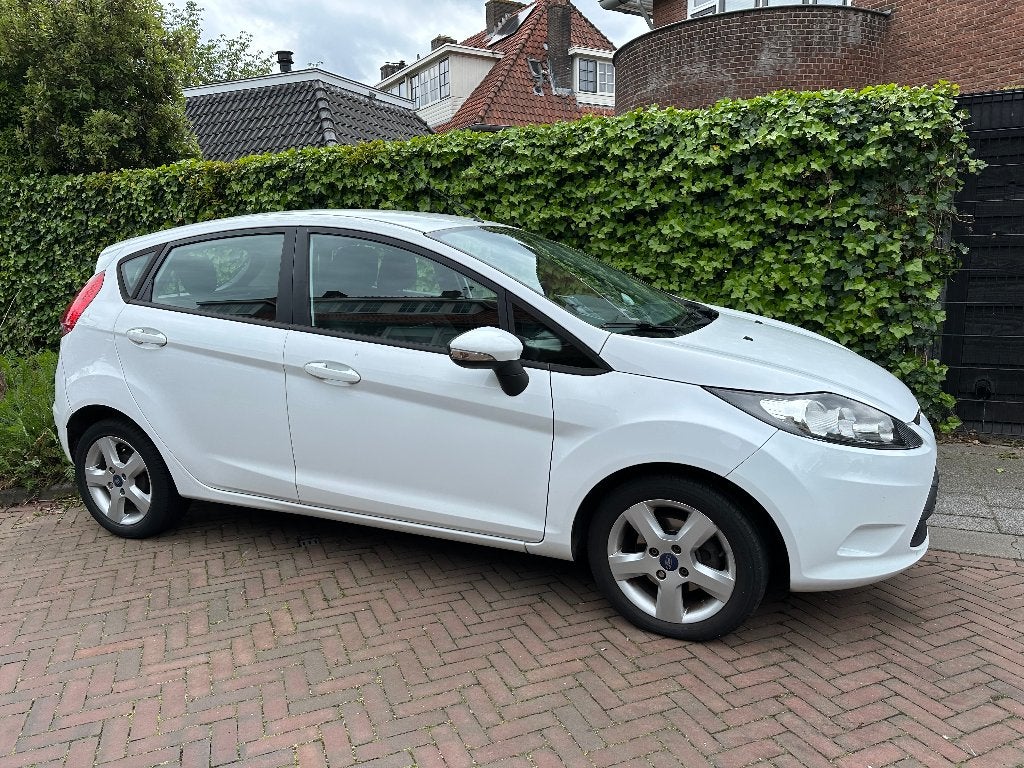 Ford Fiësta 1.25 44KW 5DR 2011 Wit, Auto's, Voorwielaandrijving, Stof, 40 €/maand, 1242 cc