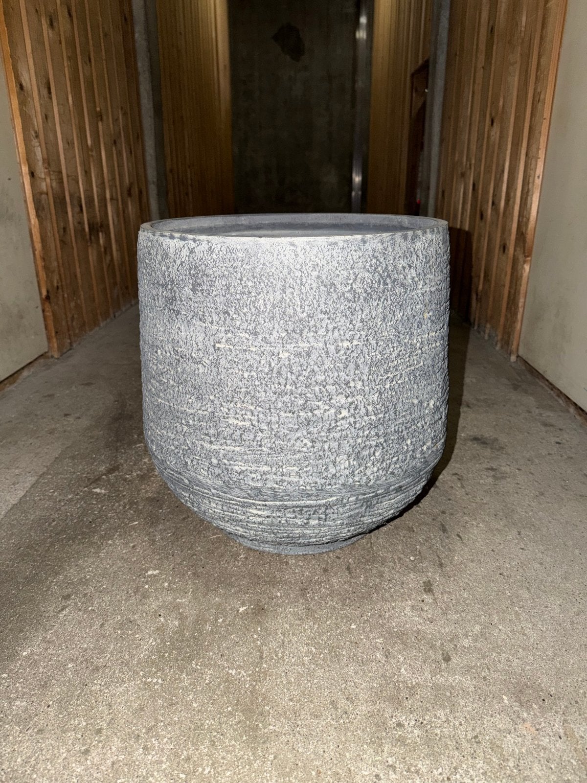 Grote grijze bloempot met textuur | 44cm hoog & 40 diameter, Tuin en Terras, Ophalen, Gebruikt, 40 cm of meer, Rond