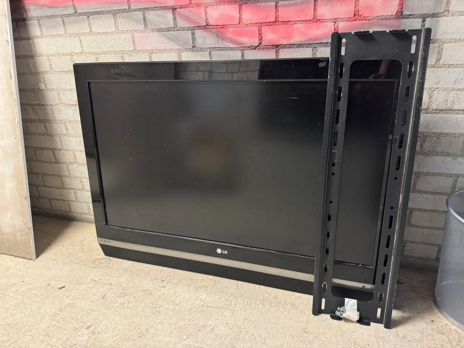 Oude LG TV met muurbeugel, Ophalen, 50 Hz, Zo goed als nieuw, Samsung