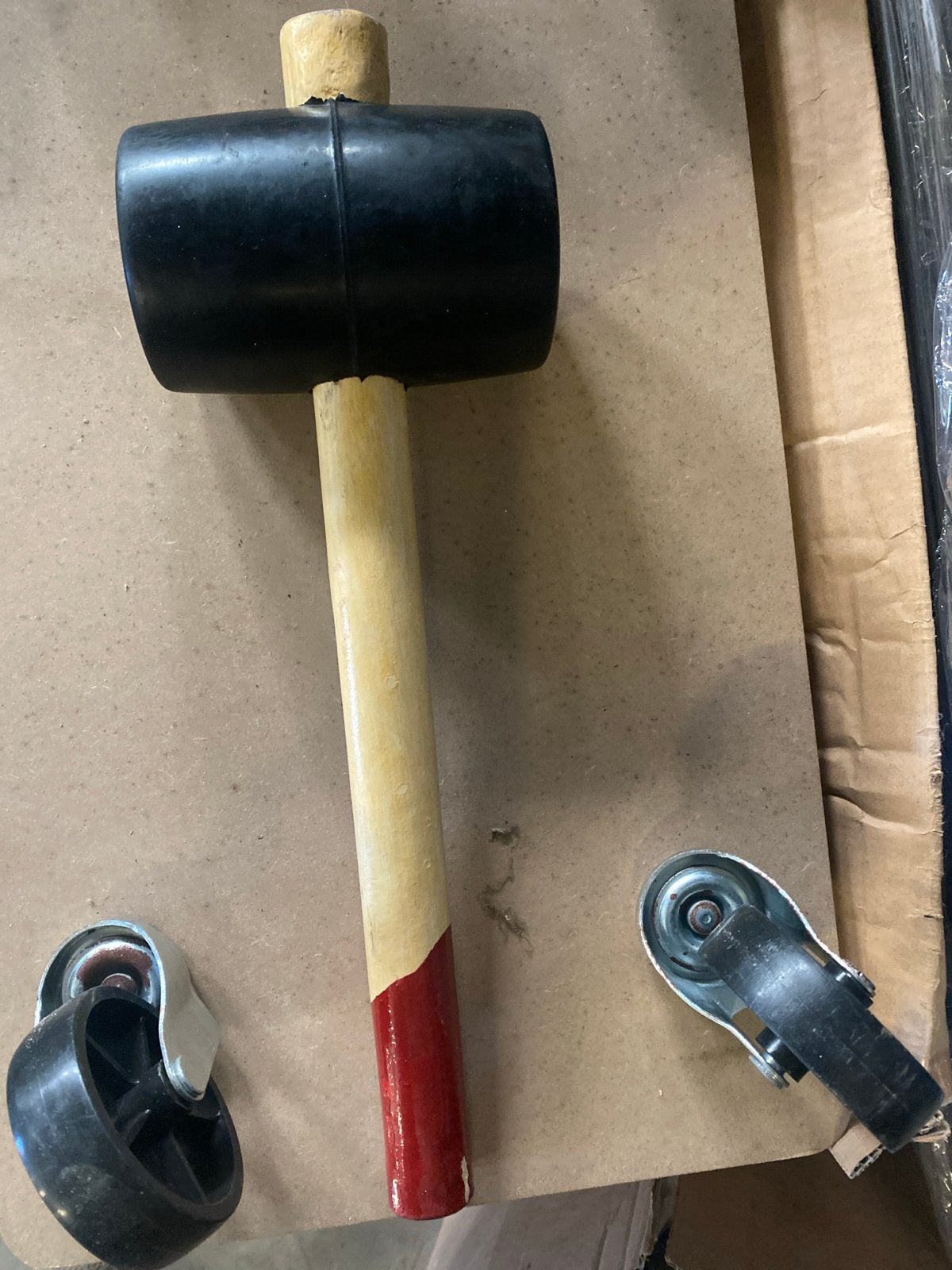 Nieuwe rubberen hamer met houten steel, Doe-het-zelf en Verbouw, Gereedschap | Handgereedschap, Ophalen of Verzenden, Nieuw, Hamer