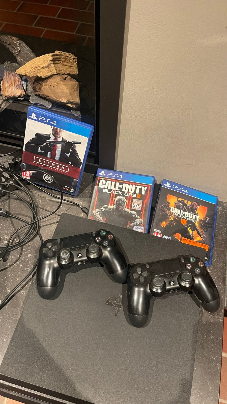 PS4 Pro 1TB met 2 controllers en 3 games, Met games, Met 2 controllers, Ophalen of Verzenden, Zo goed als nieuw