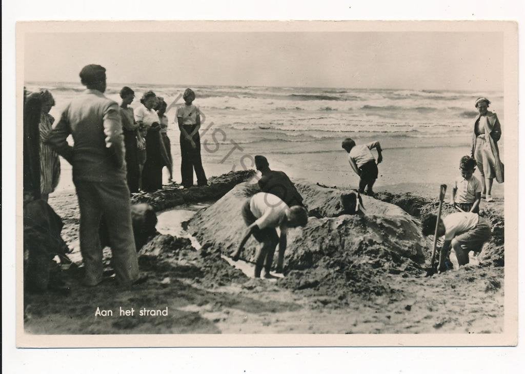 Aan het strand [003-6026, Ophalen of Verzenden, 1940 tot 1960, Ongelopen, Noord-Holland