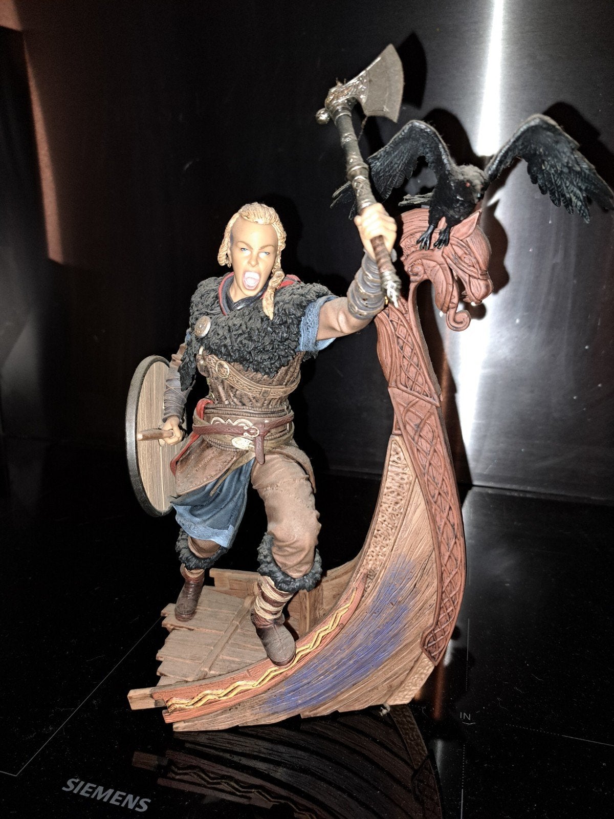 Assassin's Creed Valhalla Eivor beeldje met Drakkar, Ophalen of Verzenden, Zo goed als nieuw