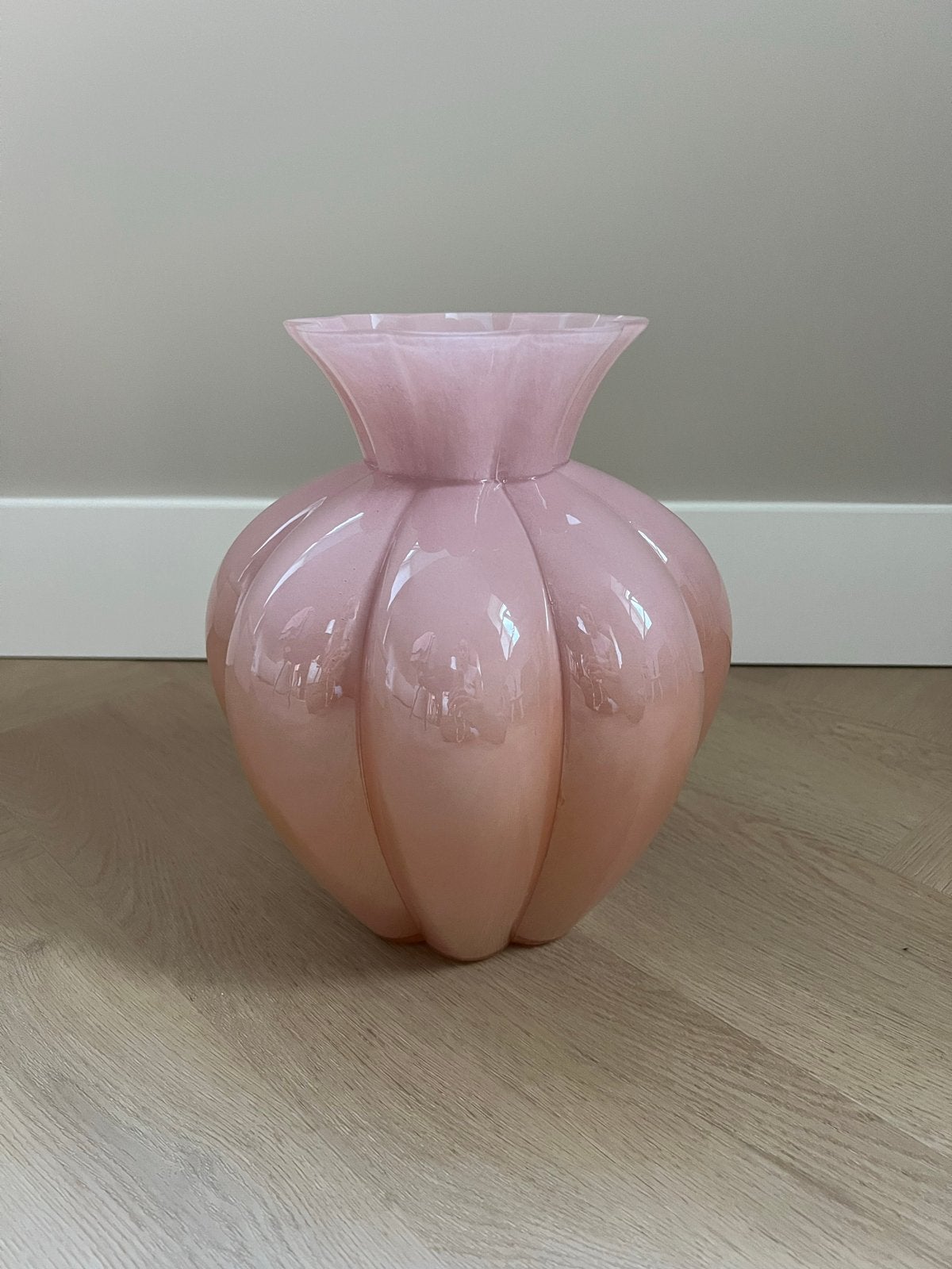 Roze glazen vaas met bloemvormige opening, Ophalen of Verzenden