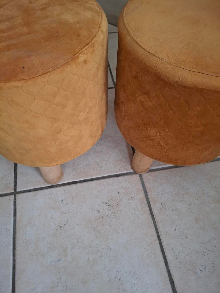 Twee kleine stoffen krukjes met houten pootjes, Ophalen, Minder dan 50 cm, Gebruikt, Rond