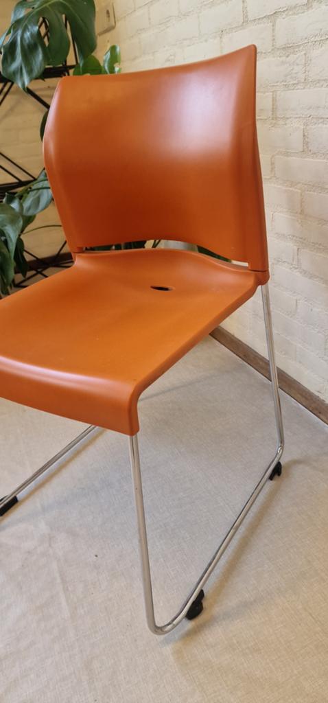 Vintage oranje stoelen - stapelbaar, Huis en Inrichting, Stoelen, Ophalen, Kunststof, Gebruikt, Overige kleuren