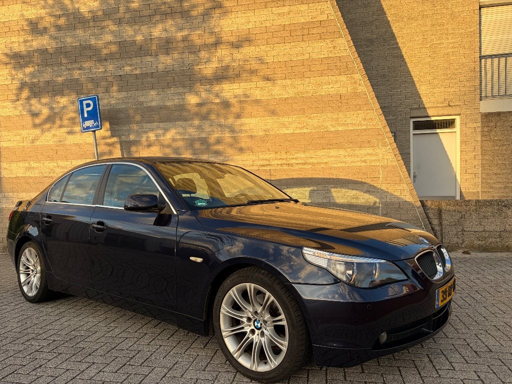 Bmw 523i E60 2005 aut, Auto's, Automaat, Dealer onderhouden, Zwart, Blauw