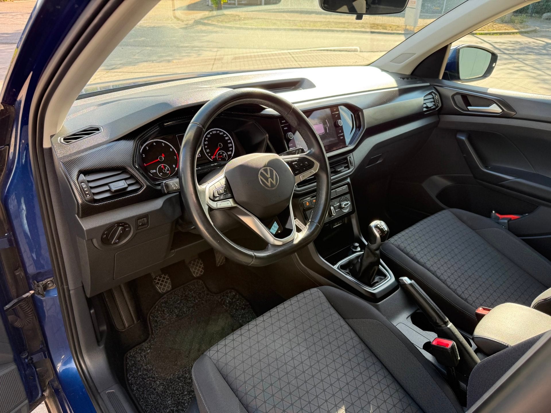Volkswagen T-Cross 1.0 TSI Life Carplay Cruise Airco PDC NAP, Auto's, Dealer onderhouden, Gebruikt, 95 pk, Blauw