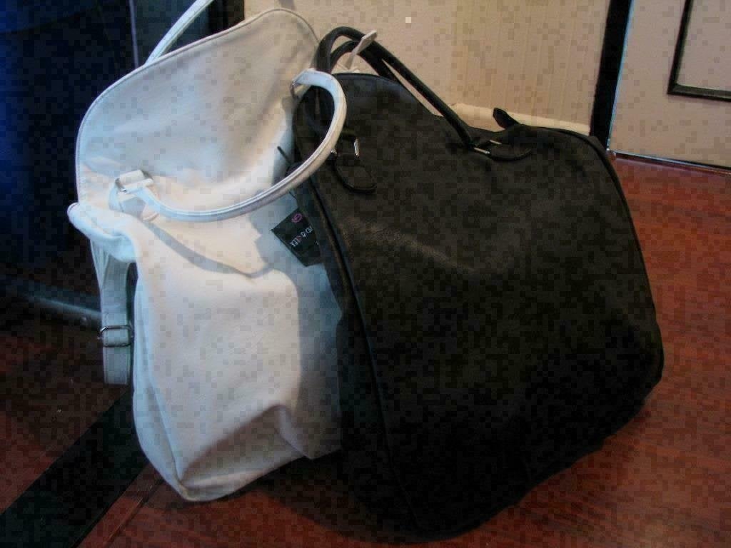 Nieuwe grote tas in de kleur zwart en wit., Sieraden, Tassen en Uiterlijk, Tassen | Damestassen, Ophalen of Verzenden, Nieuw, Wit