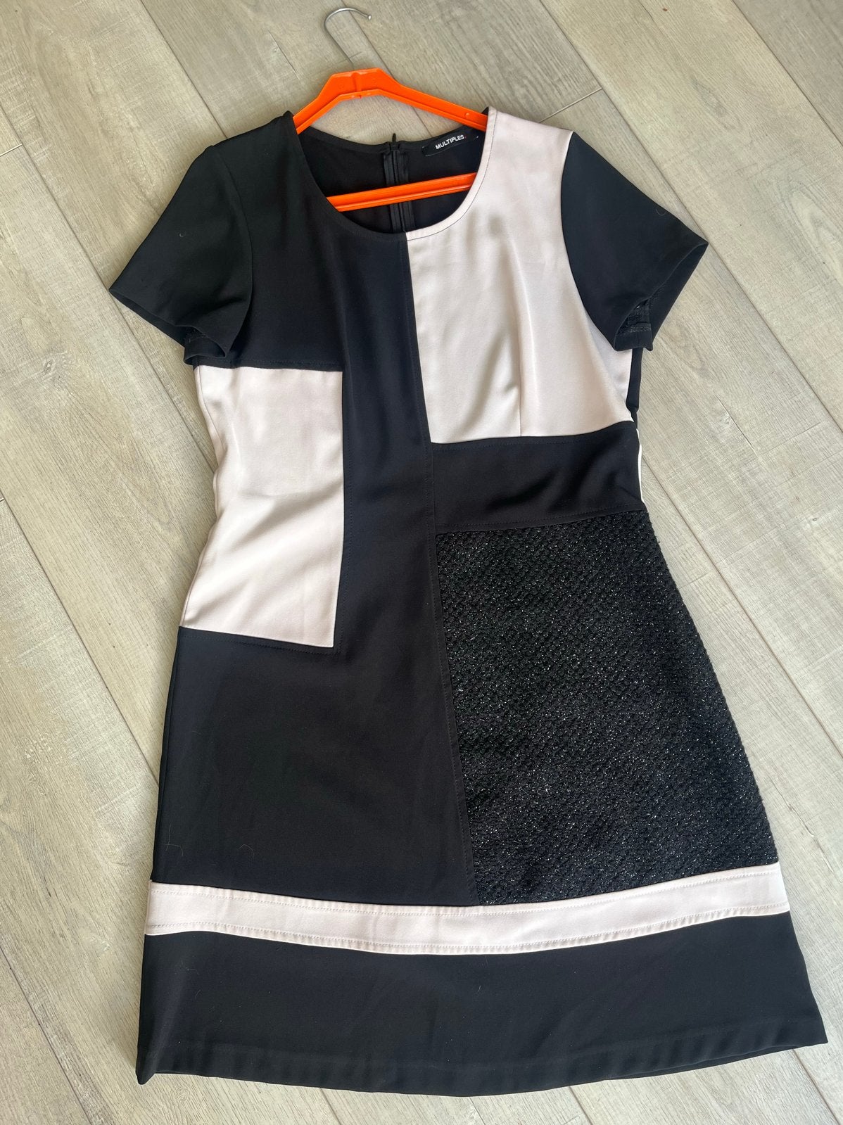 Elegante zwart-beige dames zomerjurk - Maat M, Kleding | Dames, Jurken, Maat 38/40 (M), Zwart, Ophalen of Verzenden, Knielengte