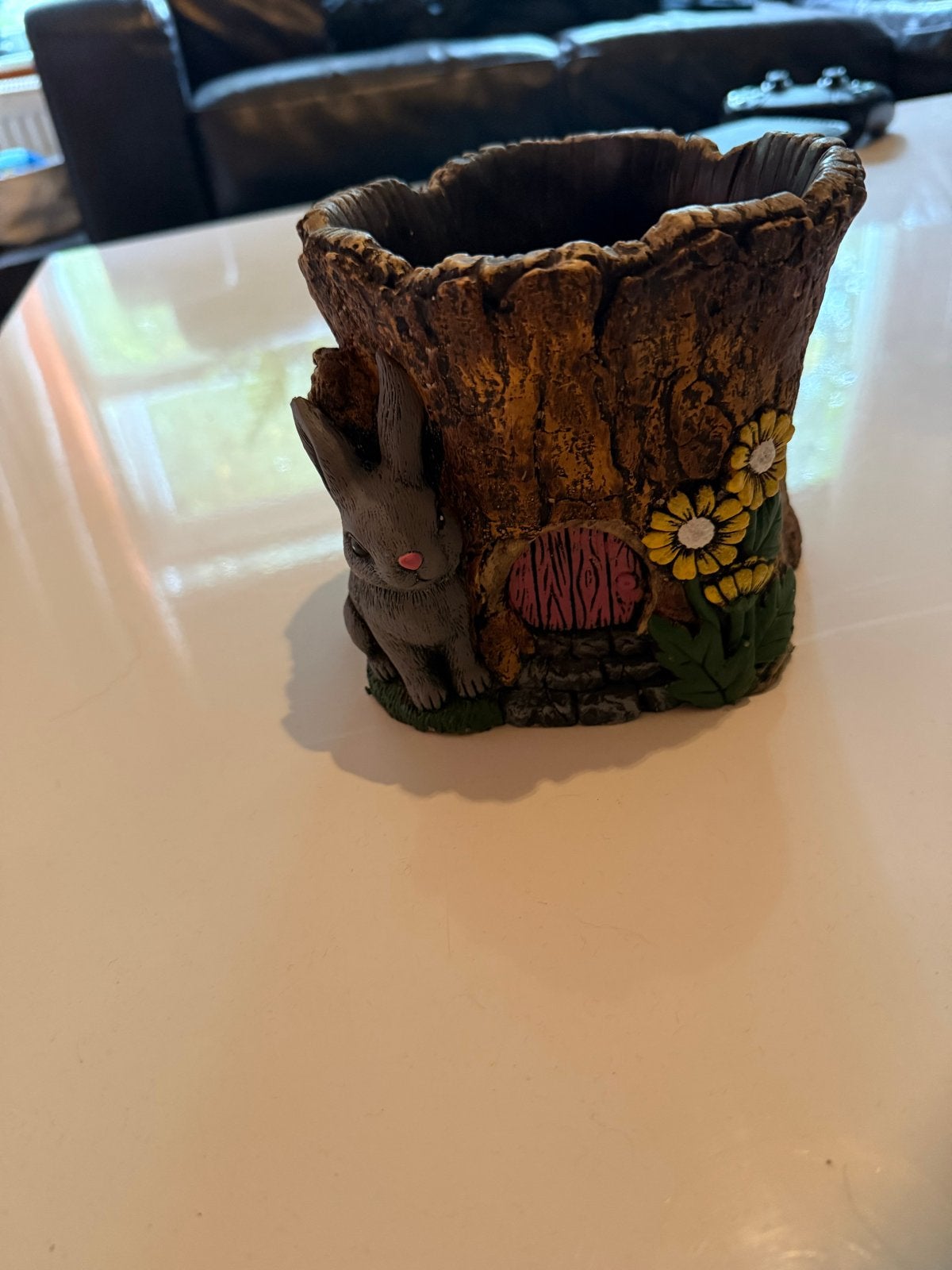 Decoratieve boomstronk pot met konijn, Huis en Inrichting, Gebruikt, Meerkleurig, Overige stijlen, Ophalen of Verzenden