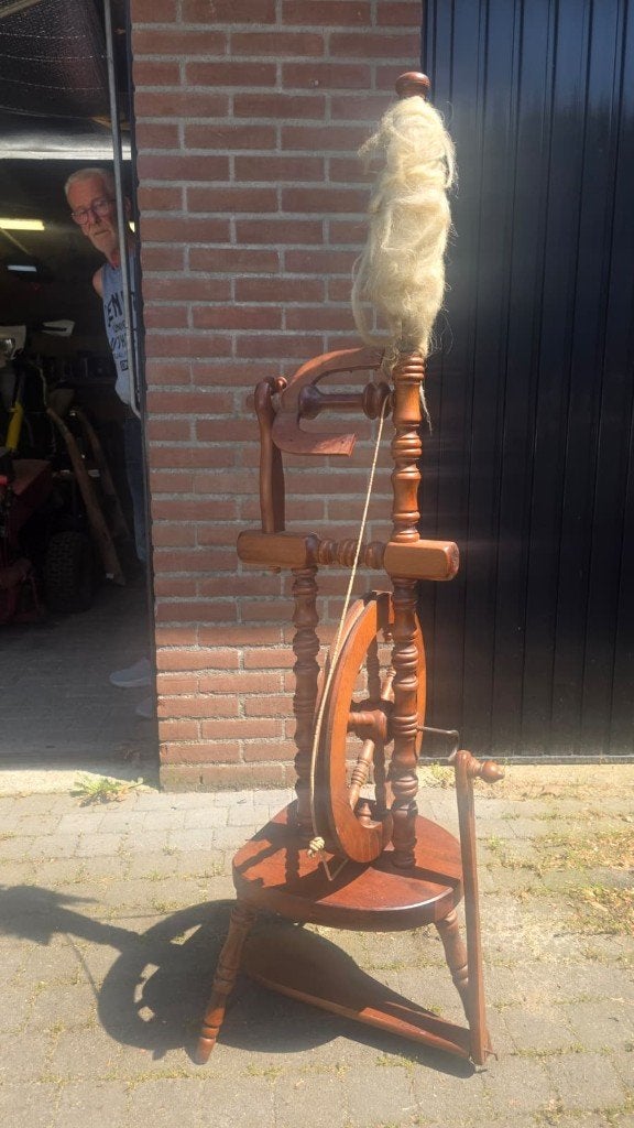 Houten spinnewiel met wol, Ophalen, Gebruikt, Spinnewiel