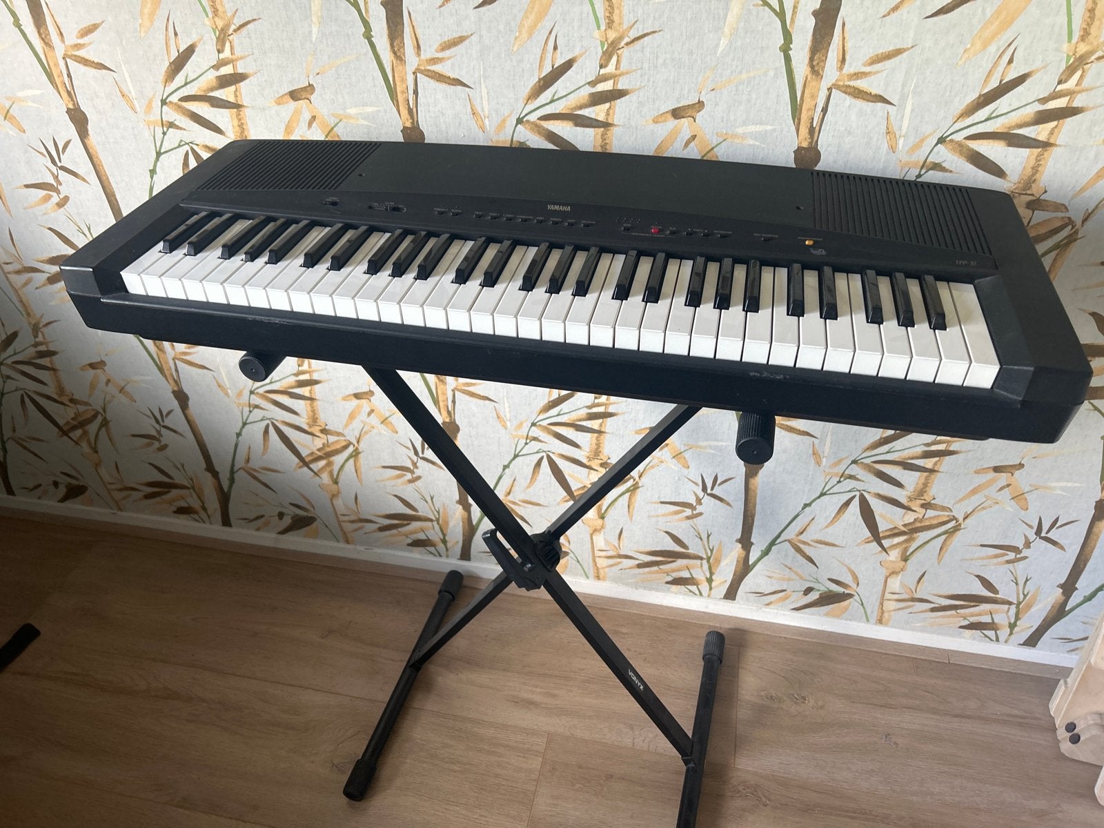 Yamaha keyboard met standaard (defecte toetsen), Muziek en Instrumenten, Keyboards, Ophalen, Yamaha, Met standaard, 61 toetsen