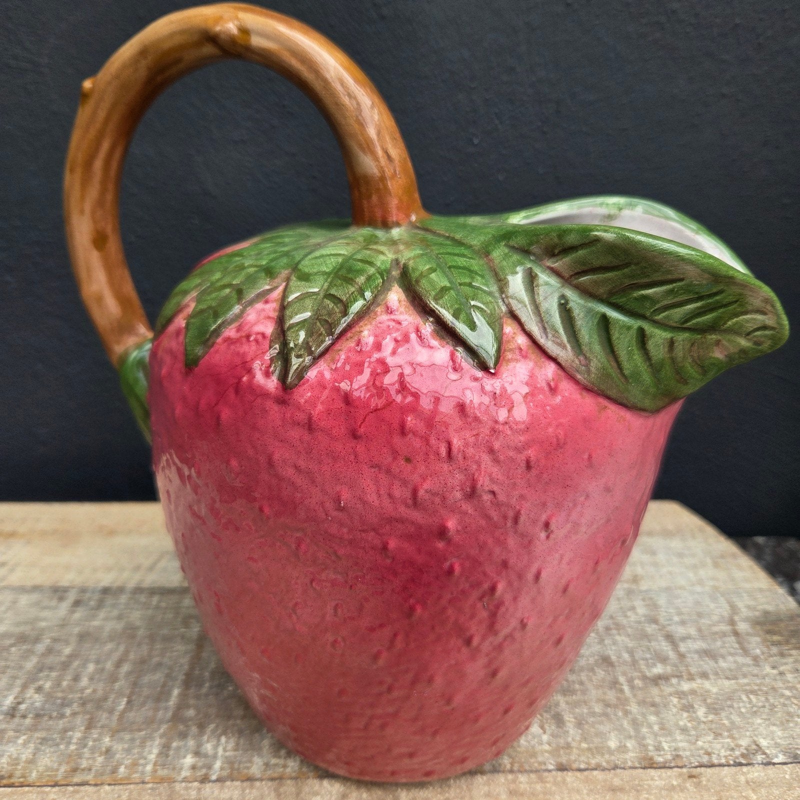 grote brocante barbotine aardewerk aardbei waterkan, Ophalen of Verzenden
