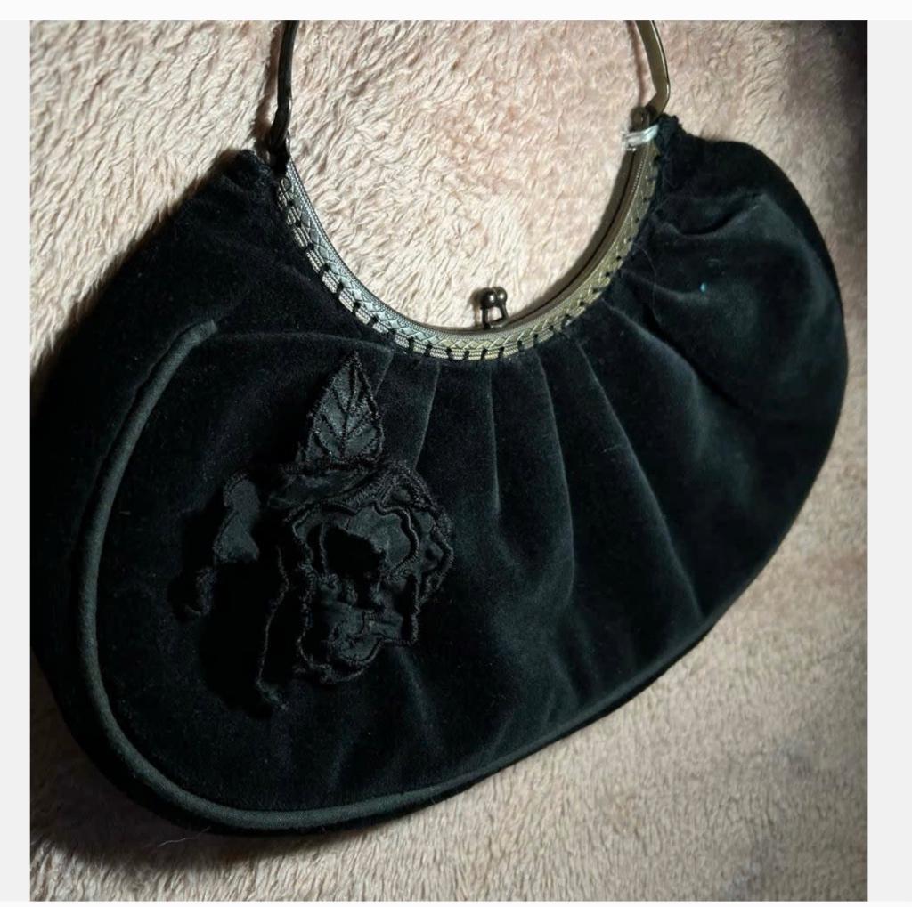 Vintage jaren ‘60 zwarte velours tas met bloem applicatie, Sieraden, Tassen en Uiterlijk, Tassen | Damestassen, Gebruikt, Zwart