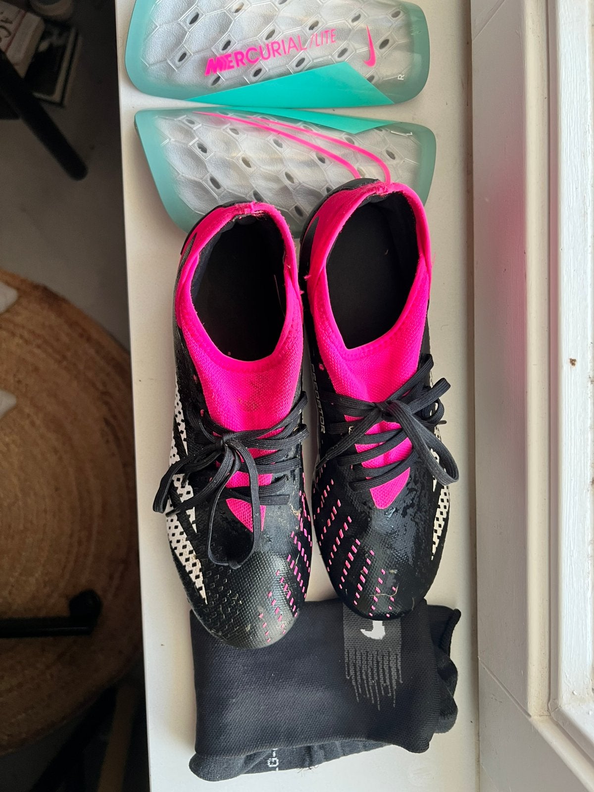 Roze Meisjes Voetbalschoenen met scheenbeschermer maat 41/42, Maat XS of kleiner, Ophalen of Verzenden, Zo goed als nieuw, Schoenen