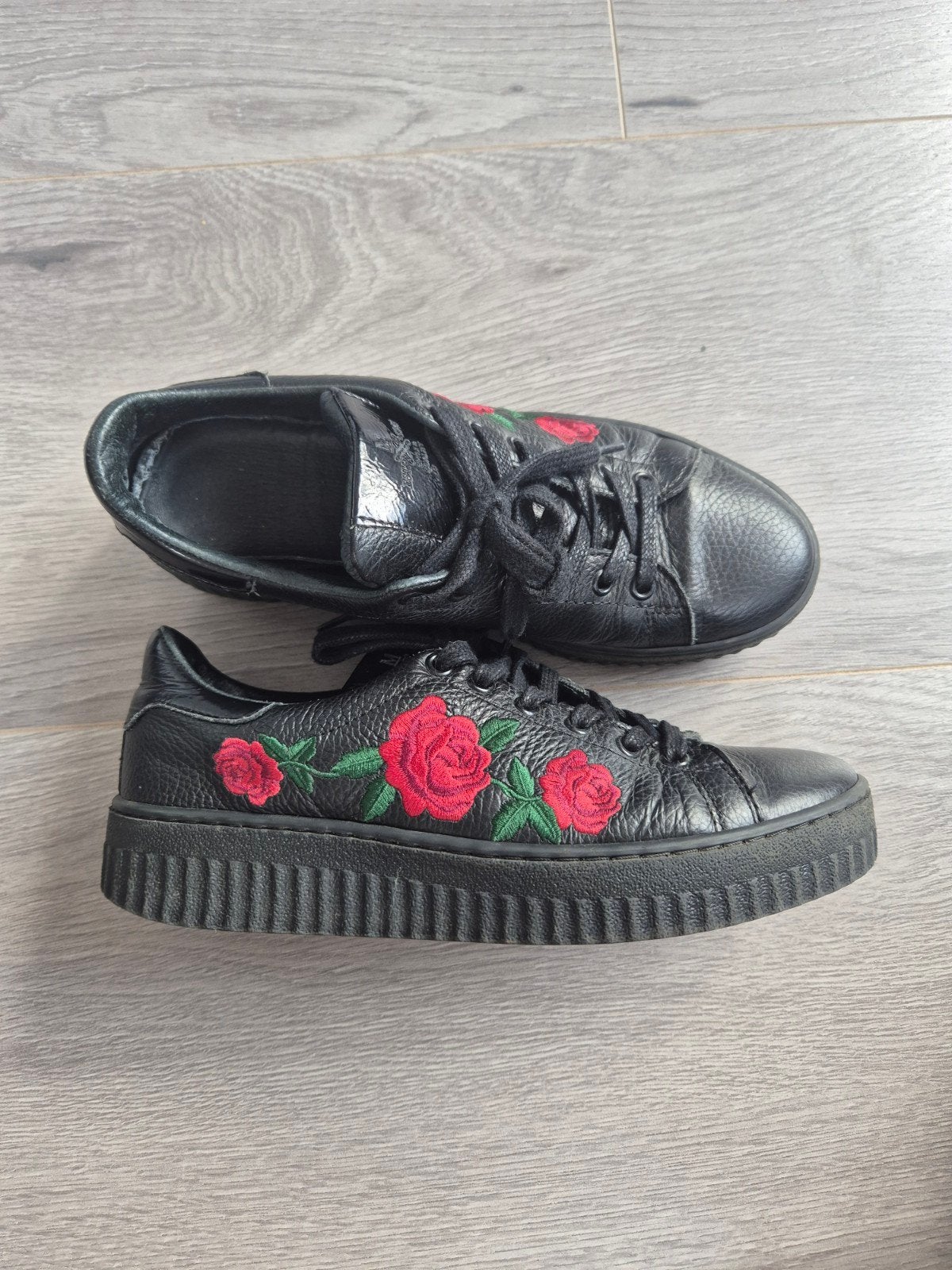 Manfield Zwarte Leren Sneakers met Rozen Borduurwerk – 38, Zwart, Ophalen of Verzenden, Manfield, Sneakers of Gympen