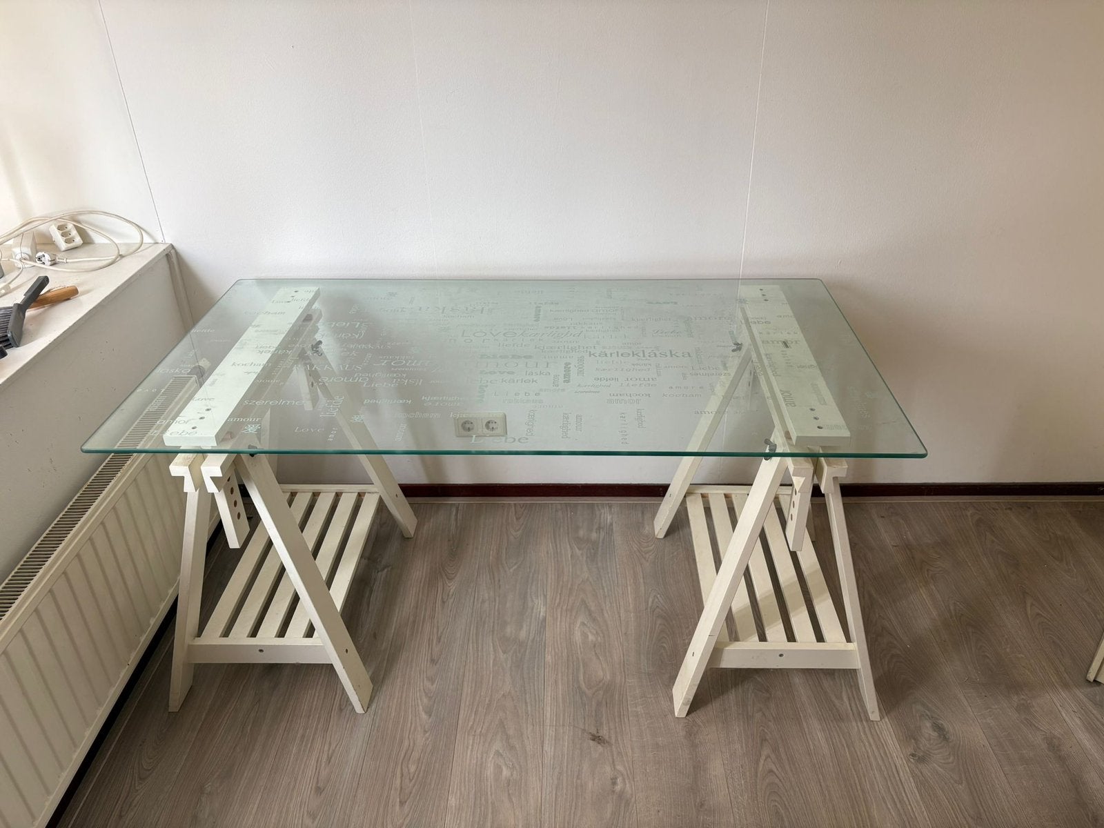 Buro met glazen plaat en decoratieve schragen., Ophalen, Gebruikt