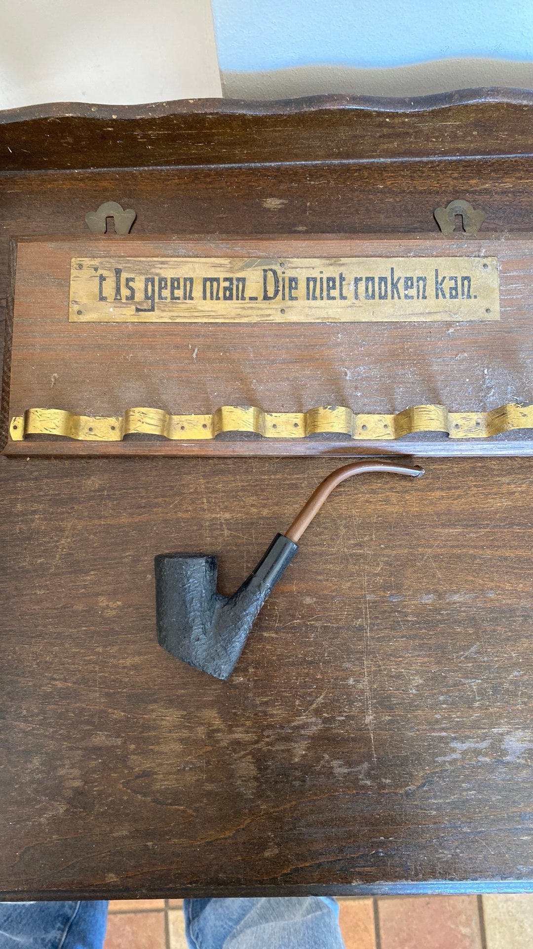 Rookpijp en hangbord, Ophalen