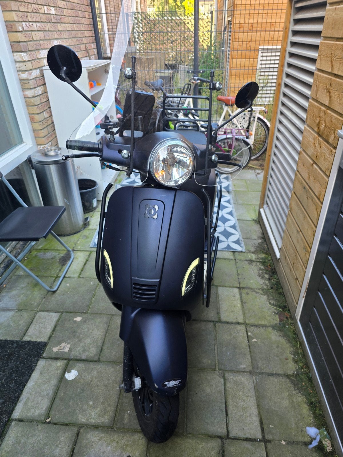 Nette donkerblauwe scooter met windscherm en telefoonhouder, Fietsen en Brommers, Gebruikt, Benzine, Ophalen, Overige merken