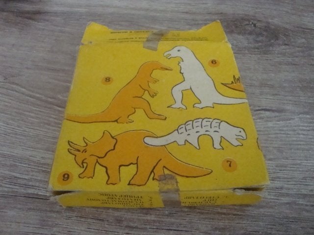 oude doosje met dieren figuren dinno,s enz, Verzamelen, Overige Verzamelen, Ophalen of Verzenden, Gebruikt