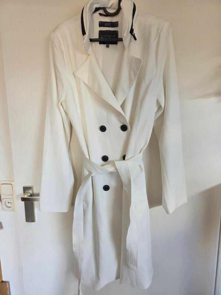 Mooie gevoerde zomerse trenchcoat van Yest, met capuchon, Ophalen of Verzenden, Zo goed als nieuw, Maat 42/44 (L), Beige