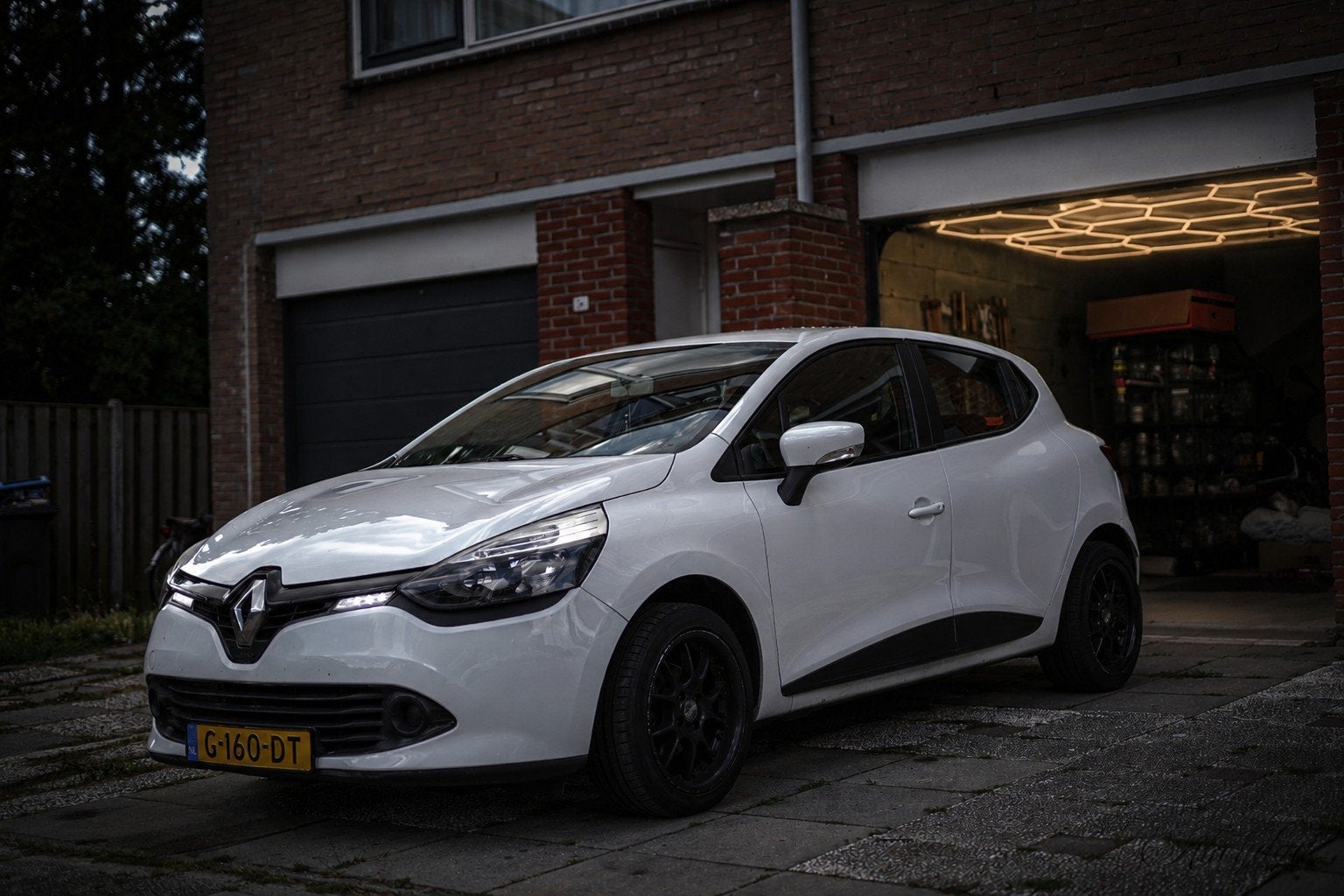 Sportieve Renault Clio 1.2 16V | 2014 | met SoundSystem!, Auto's, Voorwielaandrijving, Sound system, Zwart, Leder en Stof