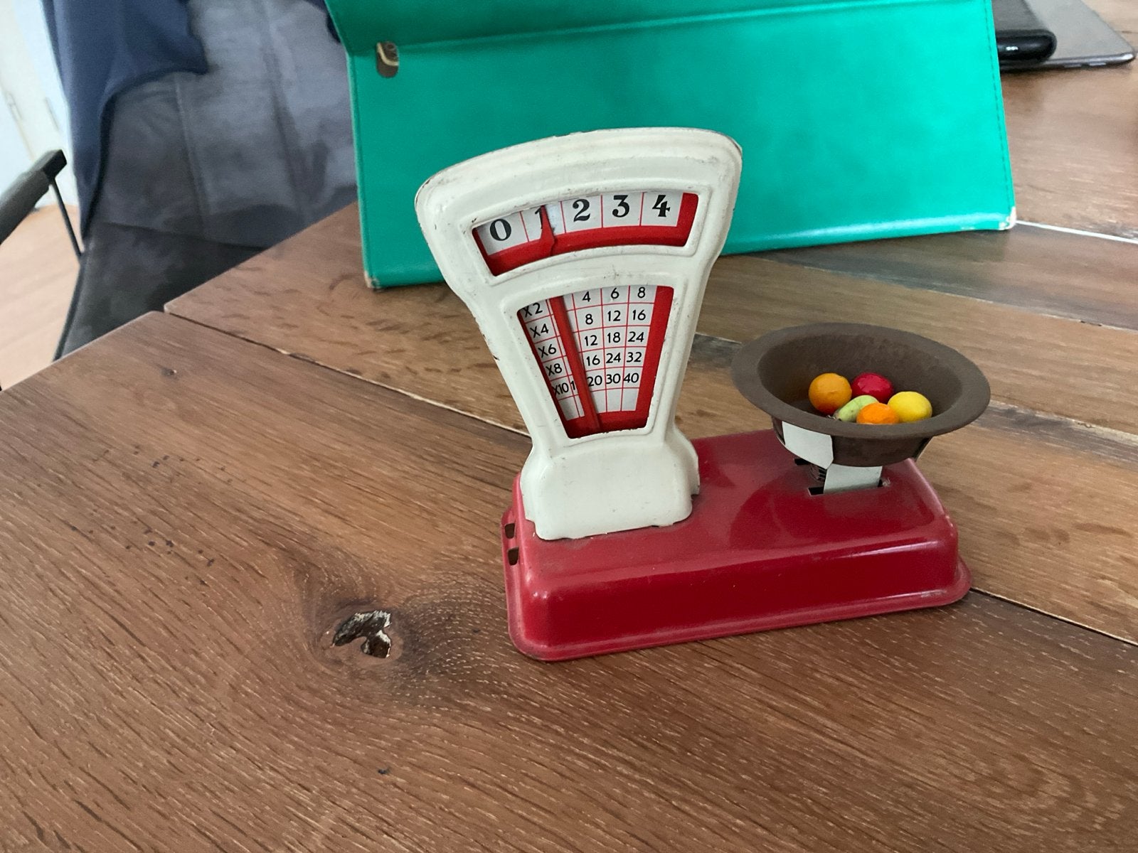 Oud weegschaaltje voor poppenwinkeltje, werkt nog!, Ophalen of Verzenden, Gebruikt, Jongen of Meisje