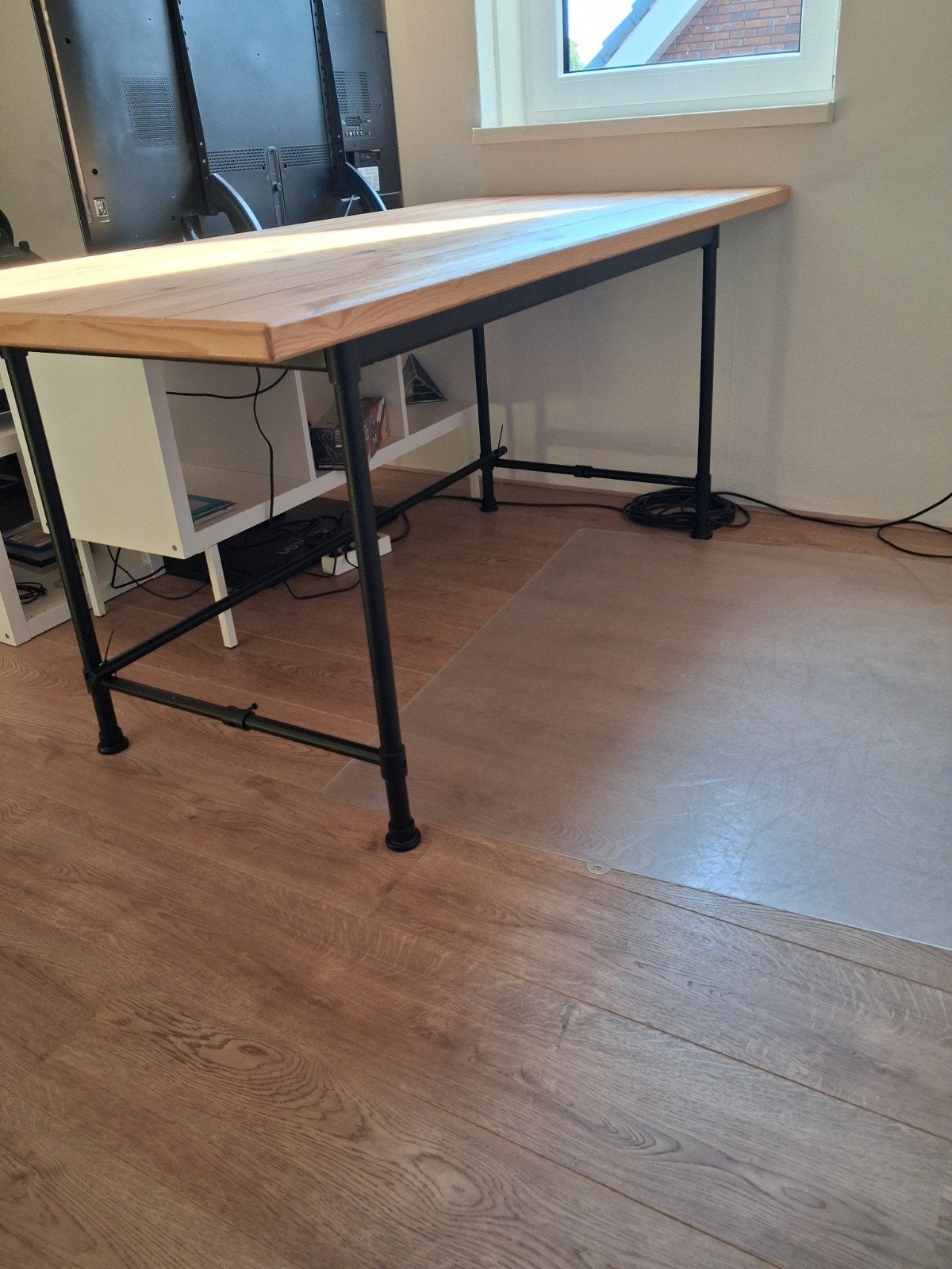 Stevige houten tafel met metalen onderstel, Huis en Inrichting, Tafels | Eettafels, Ophalen, Grenenhout, 50 tot 100 cm, Zo goed als nieuw