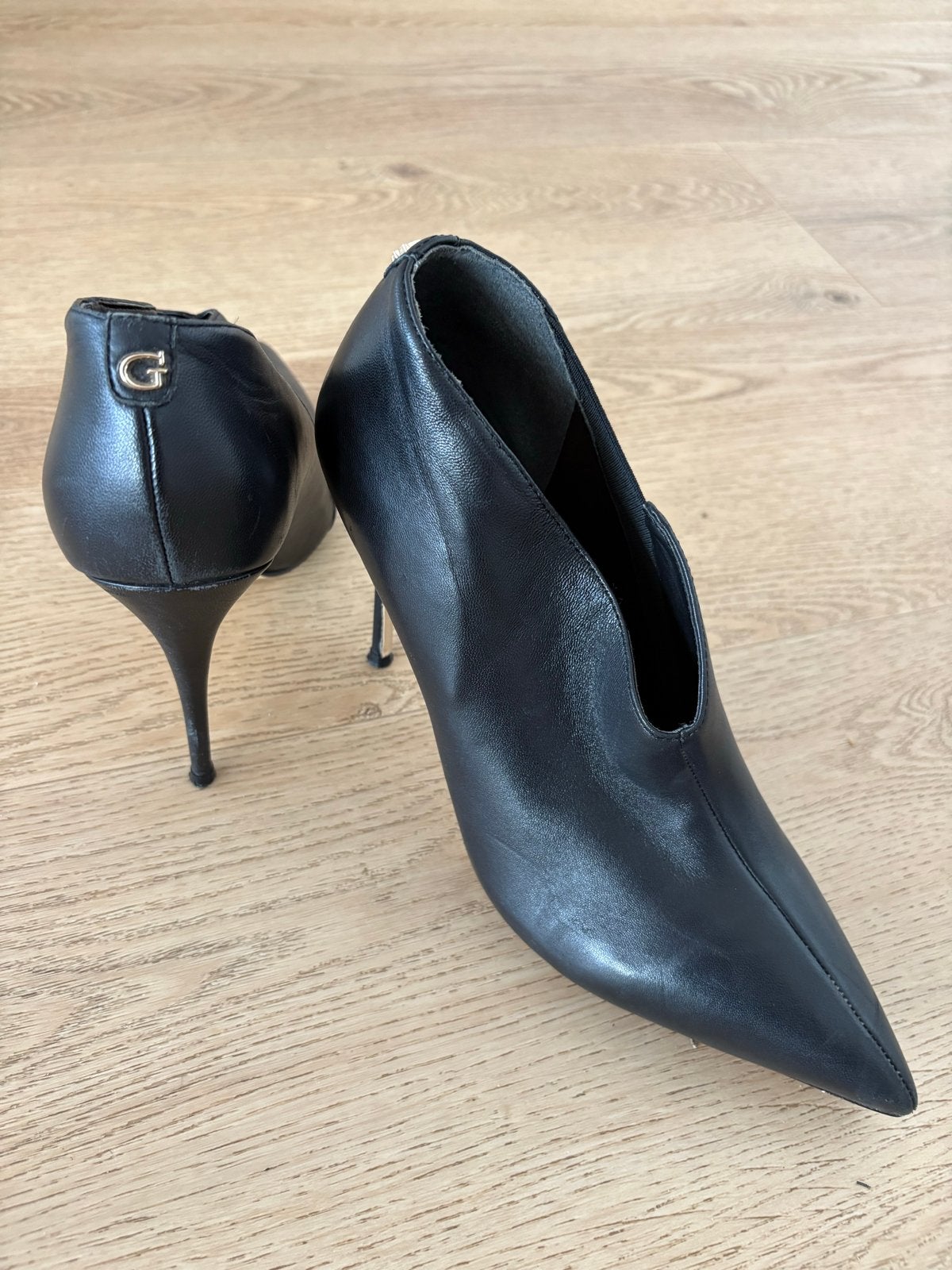 Guess Zwarte Leren Pumps met naaldhak maat 40, Ophalen of Verzenden, Zo goed als nieuw, Zwart, Schoenen met hoge hakken
