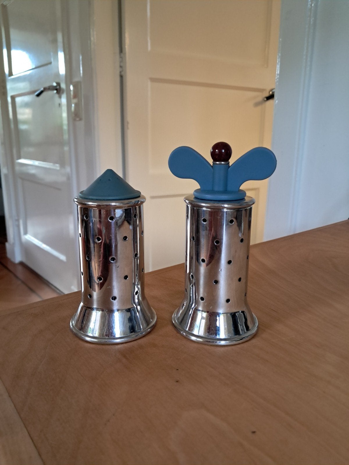 Alessi pepermolen en zoutstrooier type 9098, Gebruikt, Zilver, Ophalen of Verzenden, Metaal