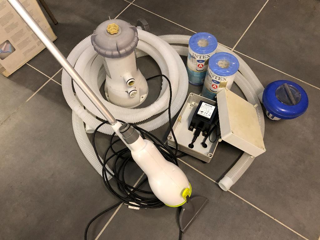 Intex filterpomp + zuiger en zwembadtoebehoren, Ophalen, Gebruikt, Filter