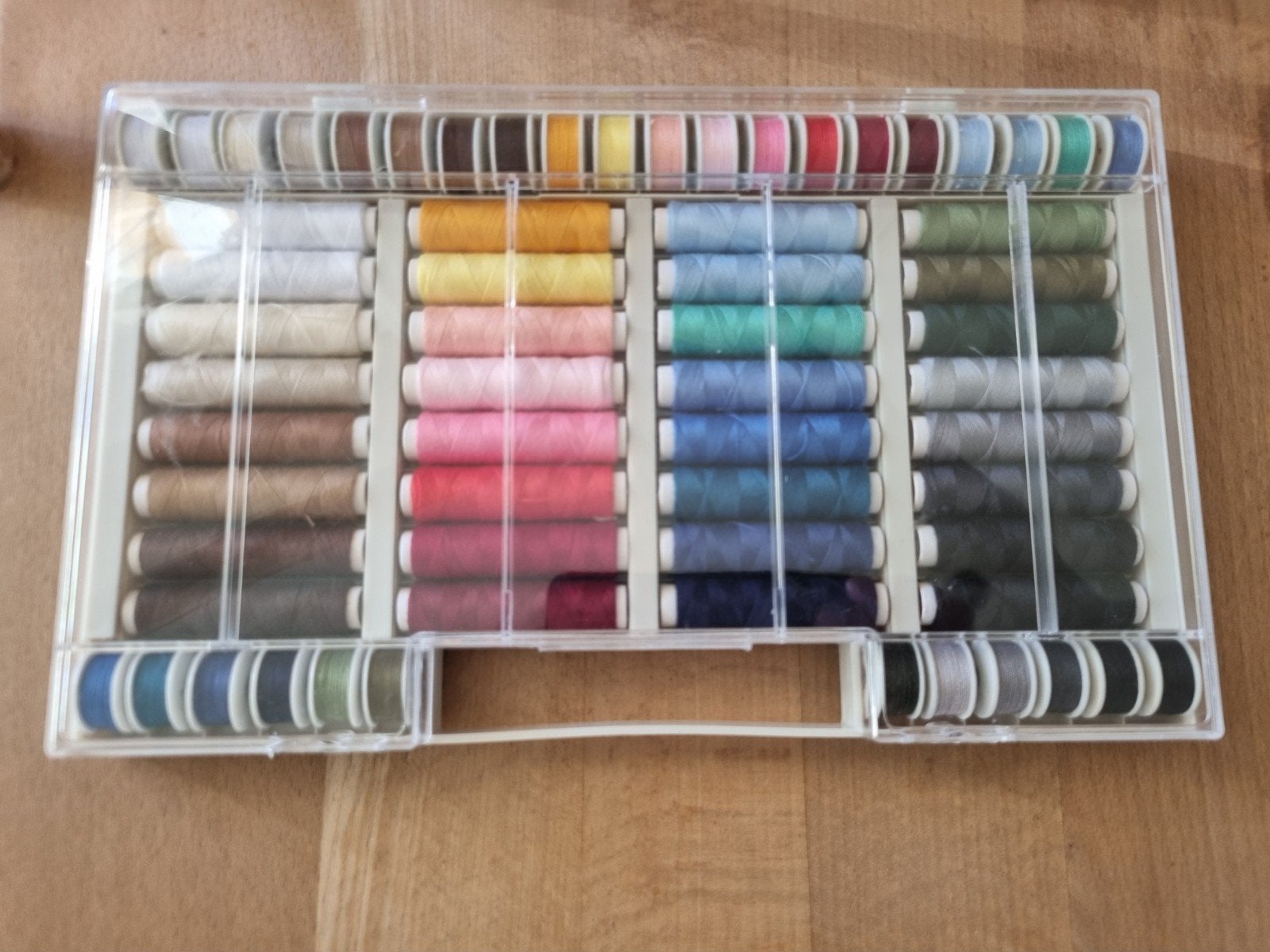 Doosje met 64 stuks naaigaren klosjes garen, Ophalen of Verzenden, Nieuw, Garen of Naald(en)