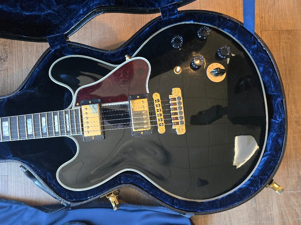 Foto 2 van Gibson B.B. King Lucille 2015 Ebony met koffer & certificaat