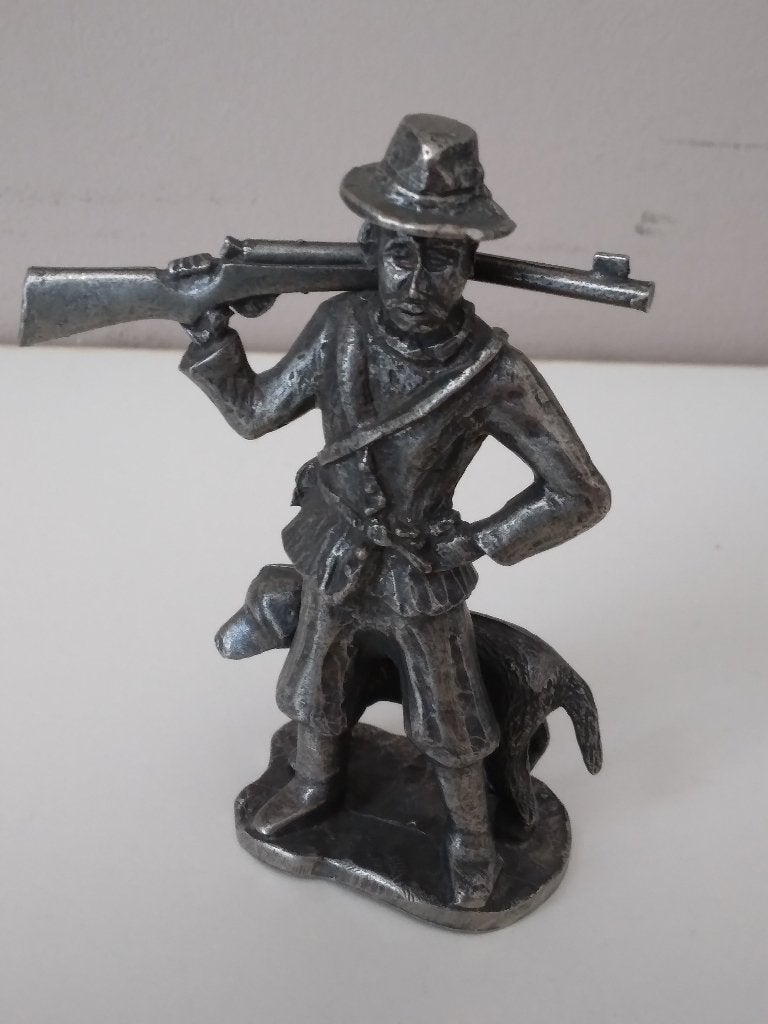tin jager met hond oude ambachten 8 cm hoog, Antiek en Kunst, Ophalen of Verzenden