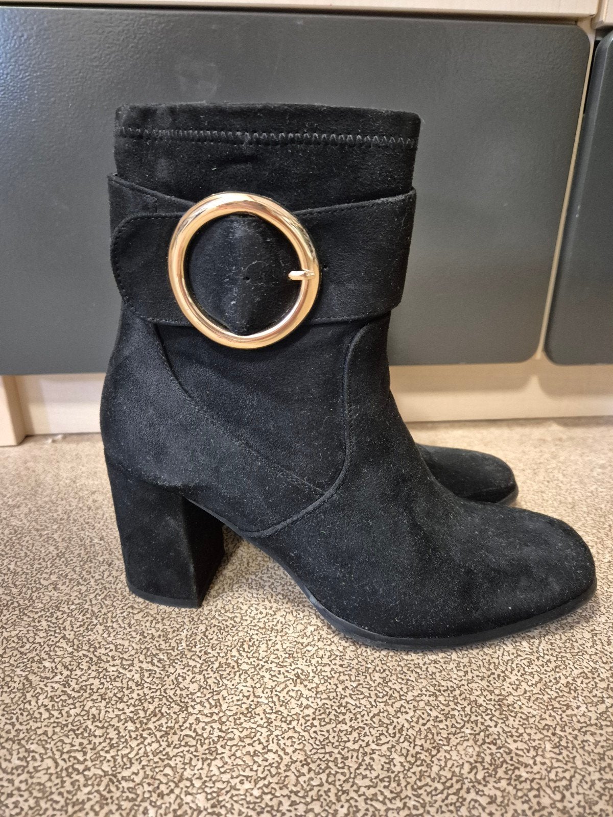 Fabs Zwarte Enkellaarsjes Maat 40 - Goudkleurige Gesp, Kleding | Dames, Fabs, Zwart, Lage of Enkellaarzen, Ophalen of Verzenden