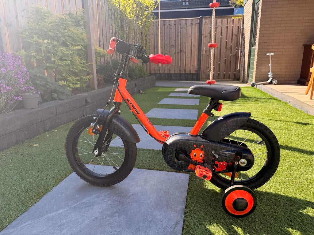 Btwin kinderfiets, zo goed als nieuw met zijwieltjes, Fietsen en Brommers, Zijwieltjes, Velgrem, Ophalen of Verzenden, Minder dan 16 inch